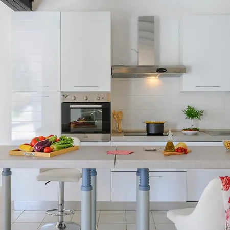 Villa Ardente 12&1, Emma Bellante